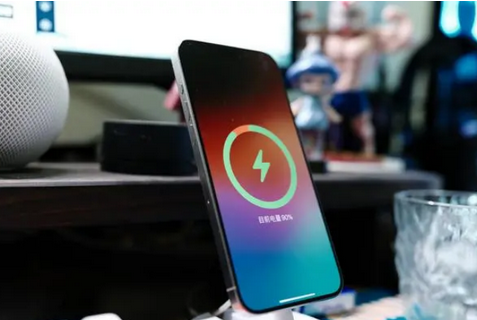 卧龙苹果15换屏服务分享用什么充电器给iPhone15充电更好 